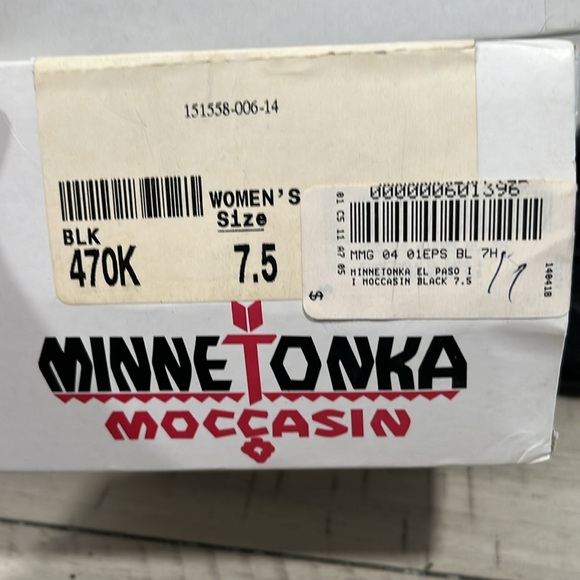 Minnetonka moccasins with tread - Picture 8 of 8